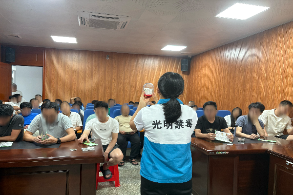 借助毒品仿真模型讲解毒品危害知识.jpg