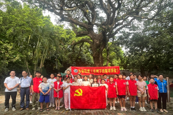 古树下禁毒课堂.jpg