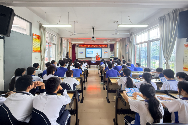 禁毒社工以案说法，带领中学生学习防范药物滥用知识.jpg