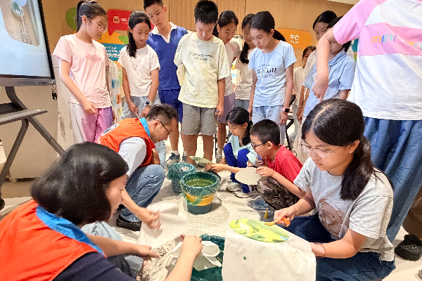 非遗漆扇制作2.jpg